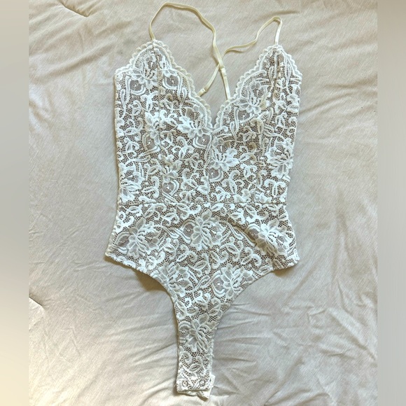 ✨NWOT Windsor White Lace Bodysuit✨ - Picture 2 of 4